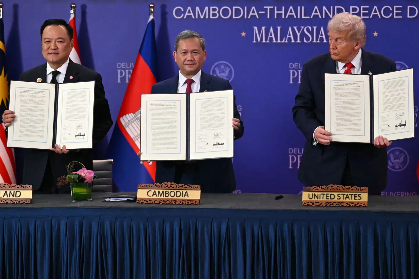 Thailands premierminister, Anutin Charnvirakul, og Cambodjas premierminister, Hun Manet, underskrev den 26. oktober i år en våbenhvileaftale, mens USA's præsident, Donald Trump, var til stede. (Arkivfoto).