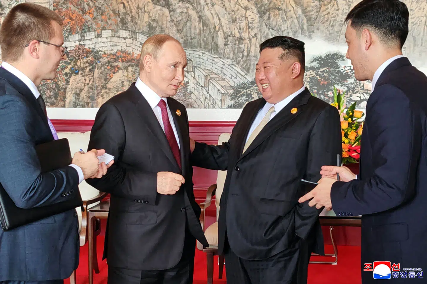 Ruslands præsident, Vladimir Putin (anden fra venstre), og Nordkoreas leder, Kim Jong-un (tredje fra venstre), mødtes den 3. september under et møde i Beijing. (Arkivfoto).