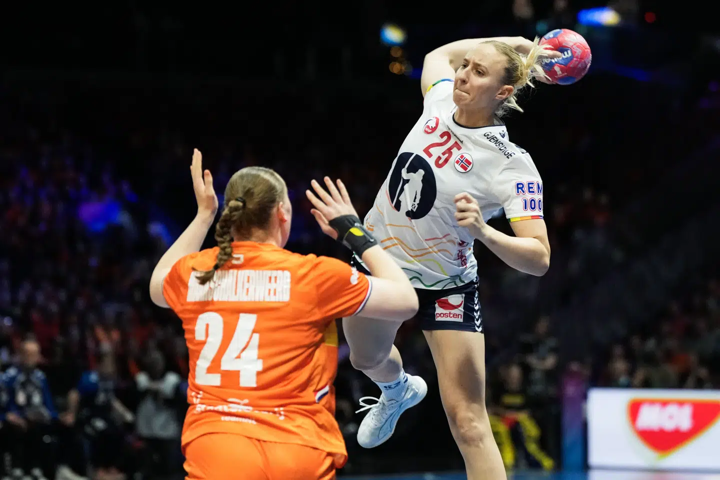 Norske Henny Reistad var så dominerende i VM-semifinalen i håndbold fredag, at Holland konstant forsøgte at dække hende op. Reistad blev kåret som kampens bedste spiller.