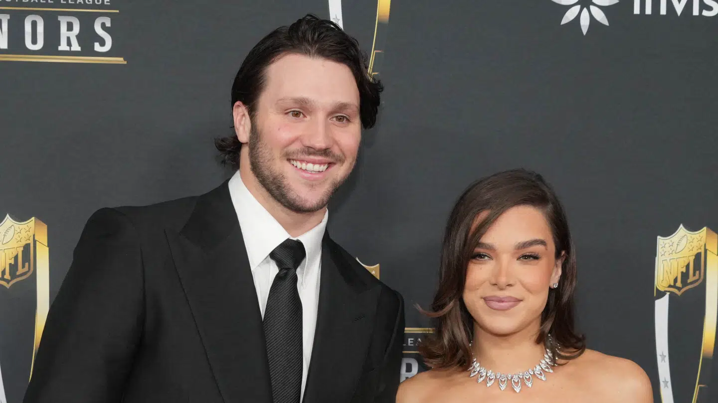 Her ses Josh Allen og Hailee Steinfeld på den røde løber før Superbowl, finalen i den amerikanske fodboldliga NFL, i februar 2025.