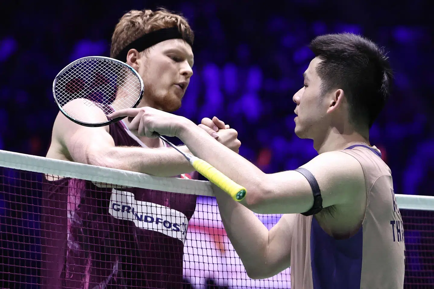 Anders Antonsen og Kunlavut Vitidsarn ses her efter thailænderens sejr i VM-semifinalen 30. august. (Arkivfoto).