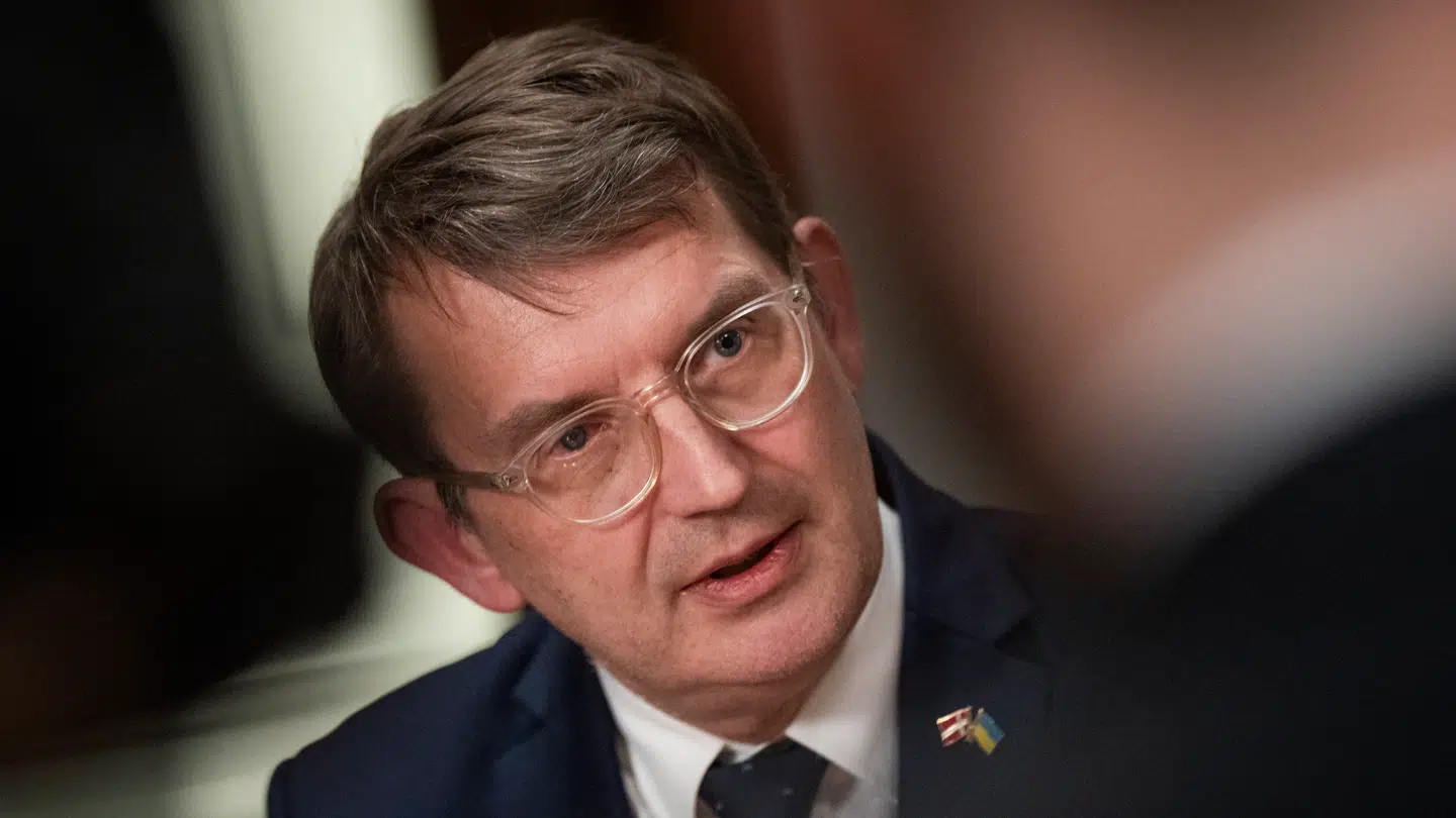 Forsvarsministeren holder afsløringen i »påfaldende strakt arm«, lyder det fra Henrik Qvortrup.