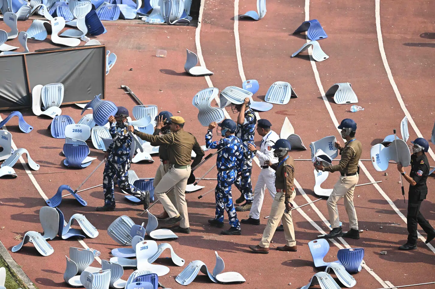 Stadionsæderne blev revet af og kastet ind på stadionets løbebane.