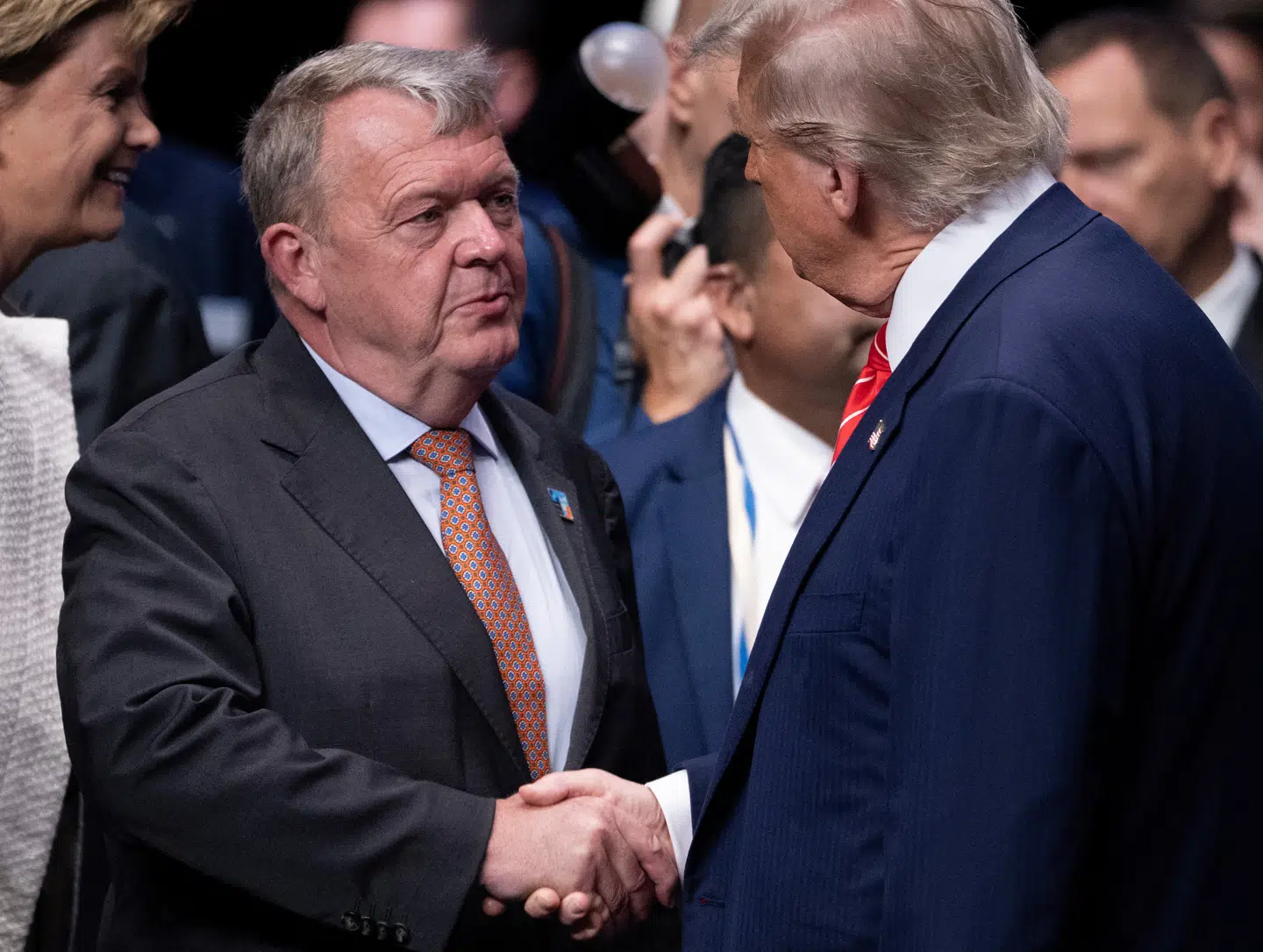 Her ses Lars Løkke Rasmussen og Donald Trump hilse på hinanden før Nato-topmødet i Haag 25. juni.