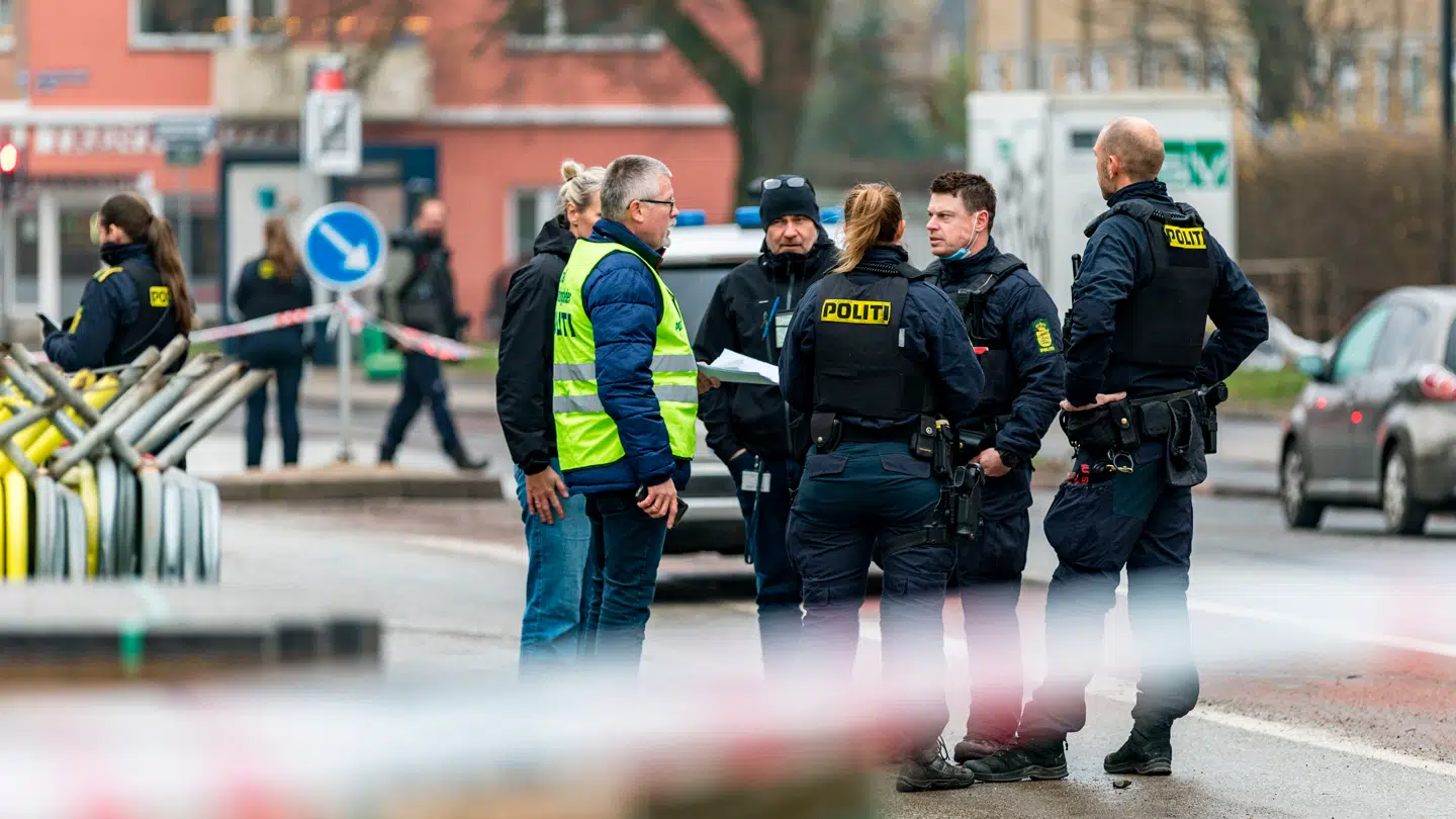 Politiet er til stede på Frederiksborgvej i København, lørdag den 13. december 2025.