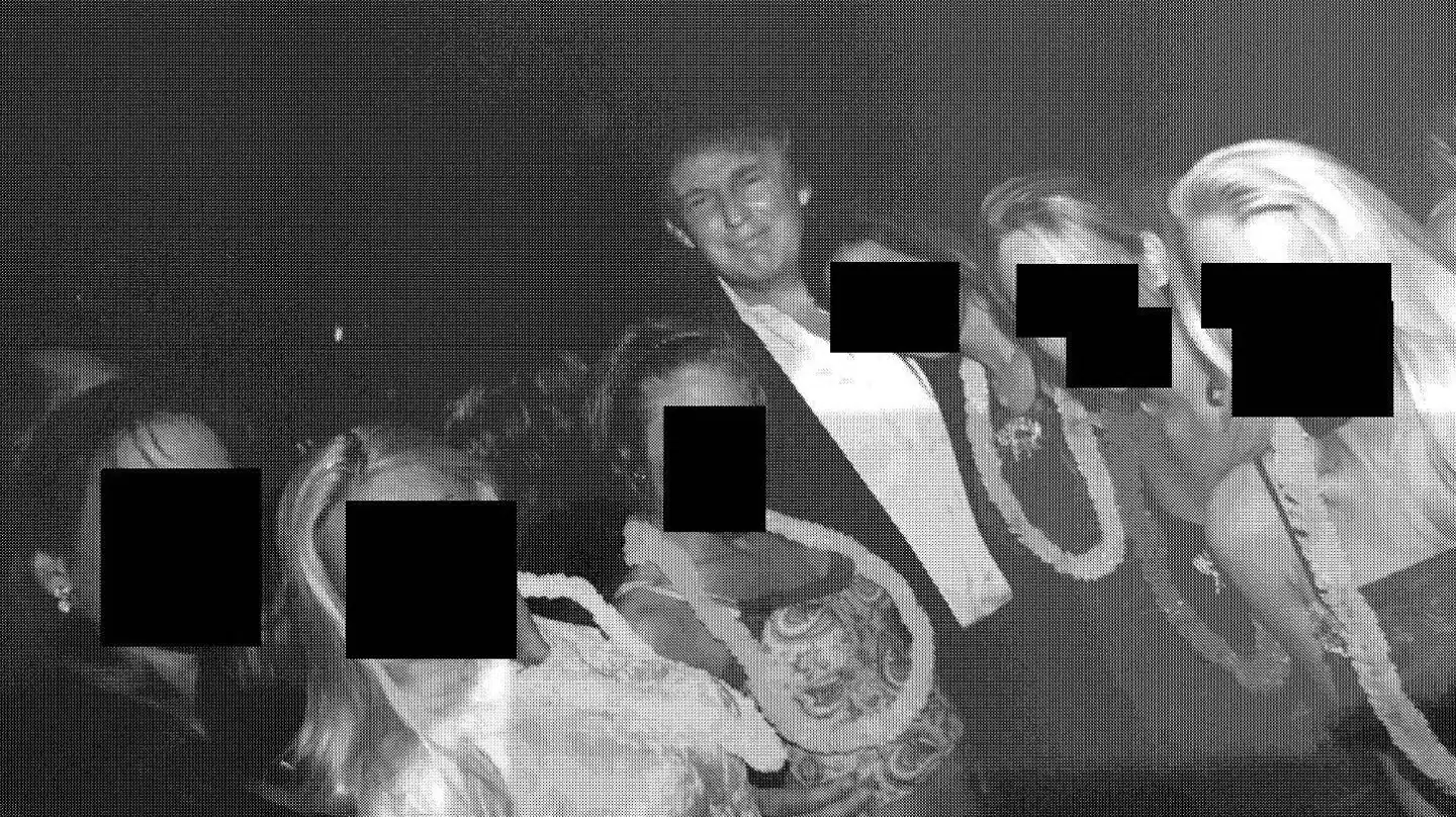 En af kvinderne på dette billede taler nu ud om sin oplevelse med USAs præsident, Donald Trump.