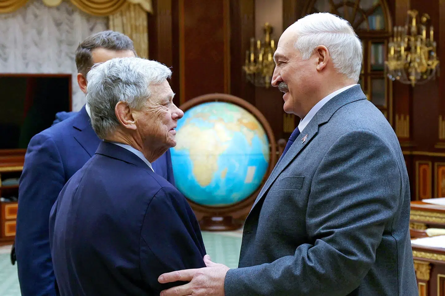 Aftalen om at løslade fangerne blev lavet under et møde mellem Belarus' præsident, Aleksandr Lukasjenko, og John Coale, der er en af Donald Trumps særlige udsendte i Minsk.