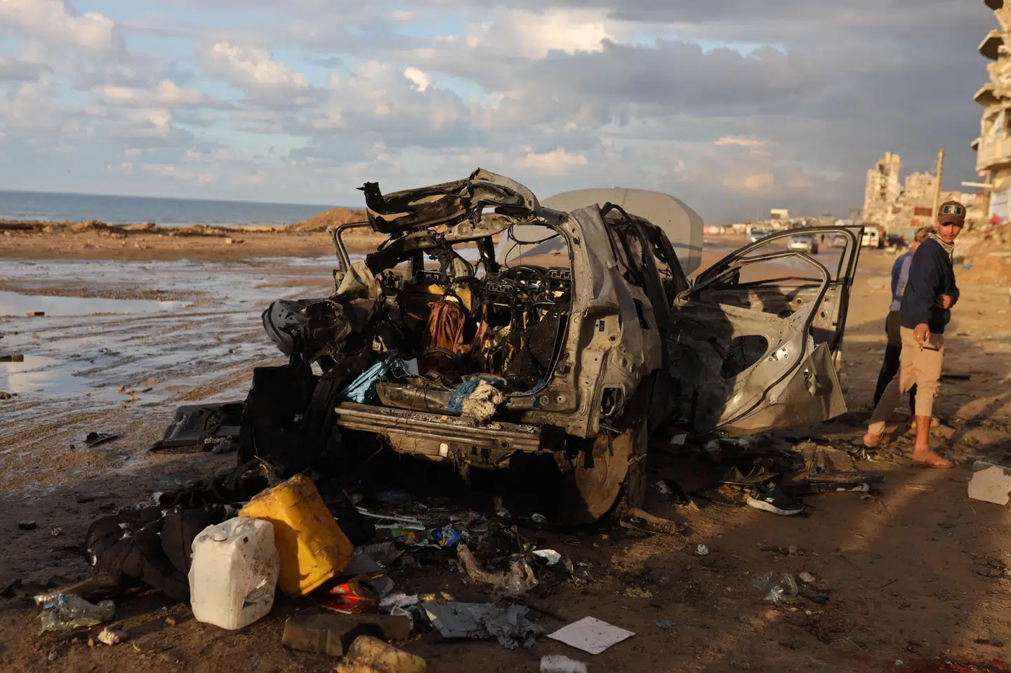 Bilen, som blev ramt i angrebet, er fuldstændigt ødelagt. Ifølge en israelsk kilde sad lederen af Hamas' våbenproduktion i bilen, da den blev angrebet fra luften.