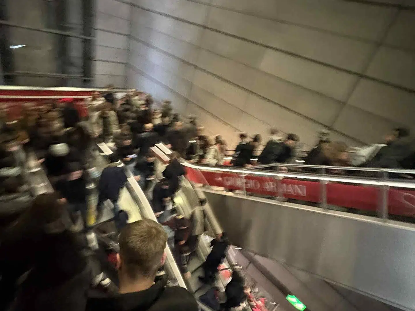 Køen snor sig helt fra perronen og op gennem rulletrapperne, viser billeder fra stedet.