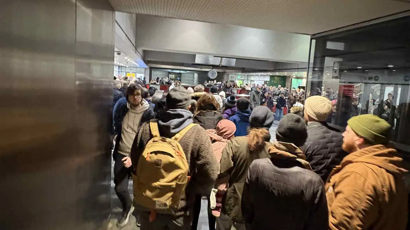 Det vrimler med mennesker på metrostationen ved Kongens Nytorv i indre København.