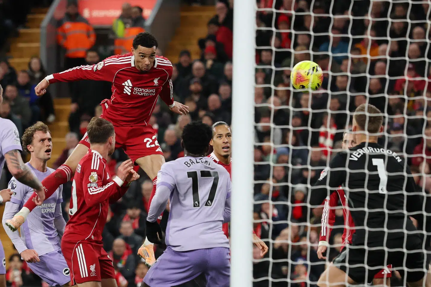 Lettere uprovokeret headede Hugo Ekitike sit andet mål i netmaskerne efter 60 minutter.