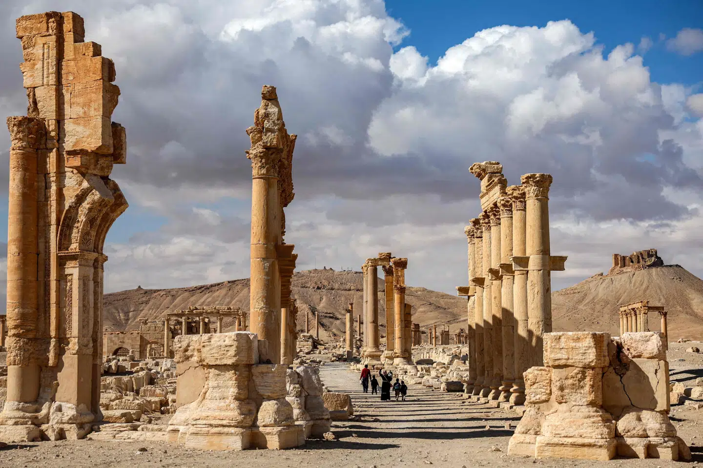 Dele af Palmyra blev ødelagt, da byen var under Islamisk Stats kontrol mellem 2015 og 2017. Et medlem af Islamisk Stat menes at stå bag angrebet på amerikanske soldater i Palmyra lørdag. (Arkivfoto).