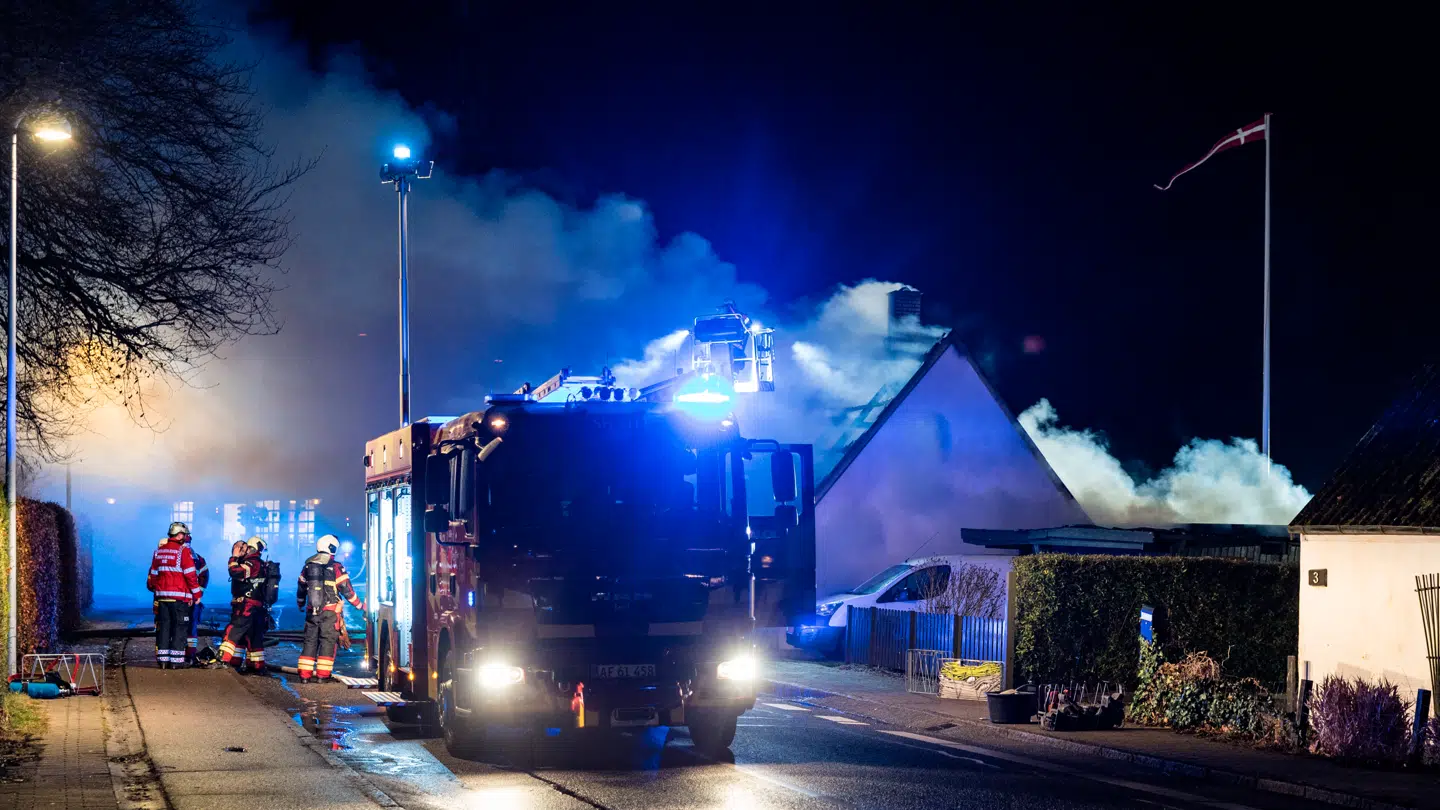 Midt- og Vestsjællands Politi er lørdag aften massivt til stede ved en bygningsbrand på Bjælkerupvej.