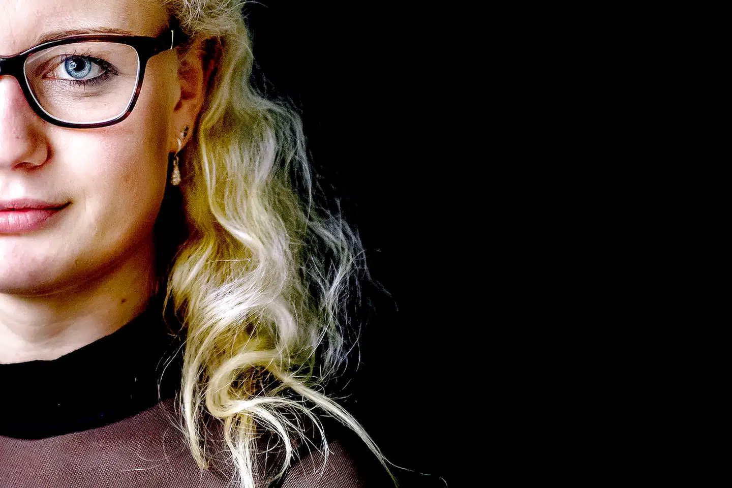 Det er vigtigt for Nadine at adskille sin privatperson fra swingerklubben. I hverdagen er hun en helt anden type, end når hun er i klubben, hvor hun bruger sit swingernavn, 'Blondie'.