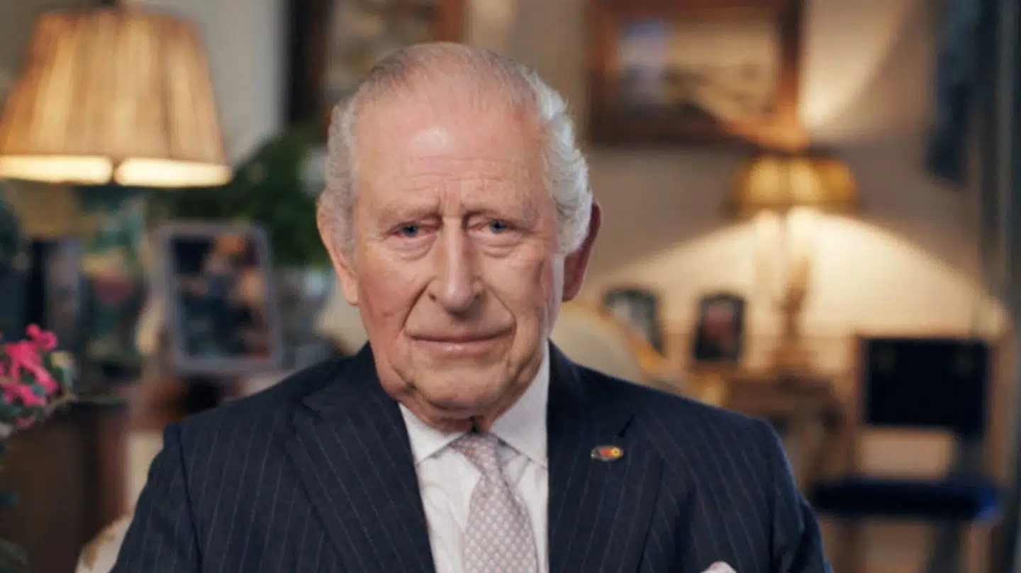 Kong Charles dukkede fredag aften op på britisk tv.