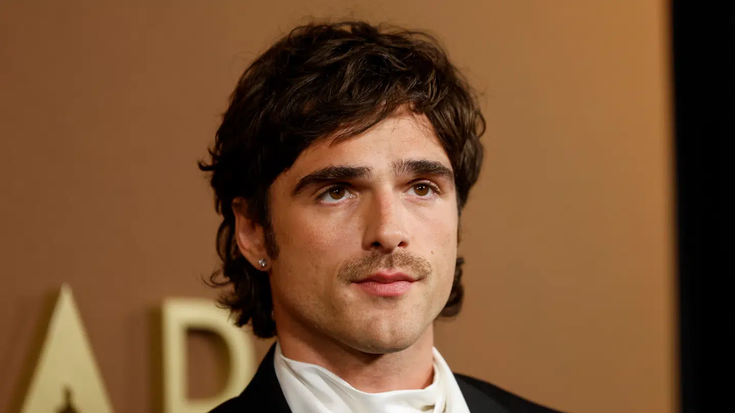 Jacob Elordi bliver tydeligt irriteret, da en fotograf konfronterer ham i Paris.