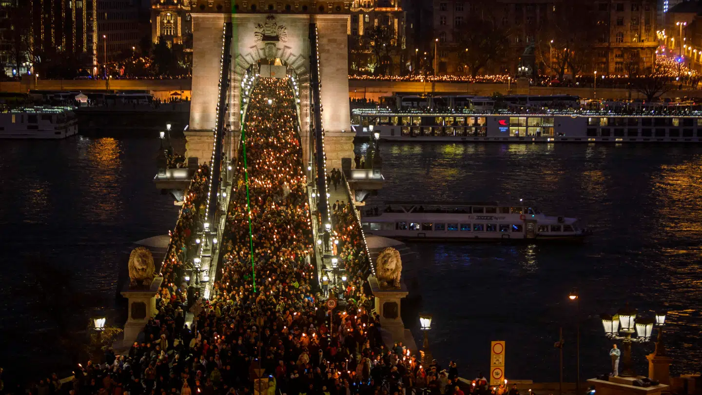 Demonstranter strømmer lørdag aften ud i gaderne i Budapest med kravet om at få premierminister Viktor Orban væltet.