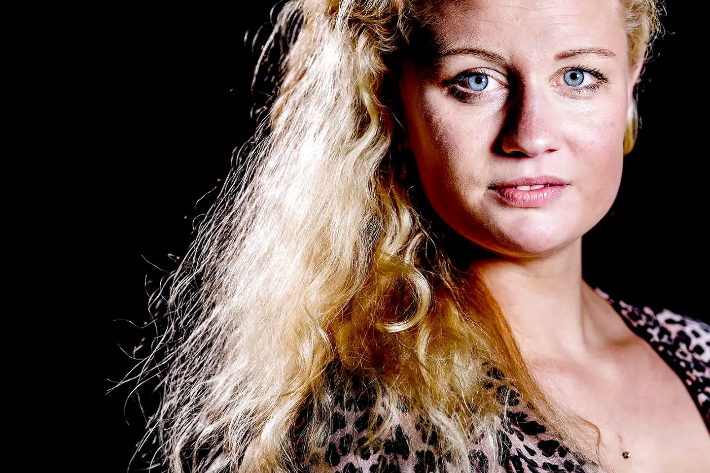 !9-årige Nadine er swinger. Når hun ikke er i skole, sammen med sine veninder eller familie, er hun sammen med vennerne på Swingergaarden i Slagelse. Her føler hun sig tryg og vil langt hellere dyrke sex her under ordnede forhold end at gå hjem fra byen med en fremmed fyr. I klubben har de fleste medlemmer et dæknavn. Nadines er 'Blondie'.