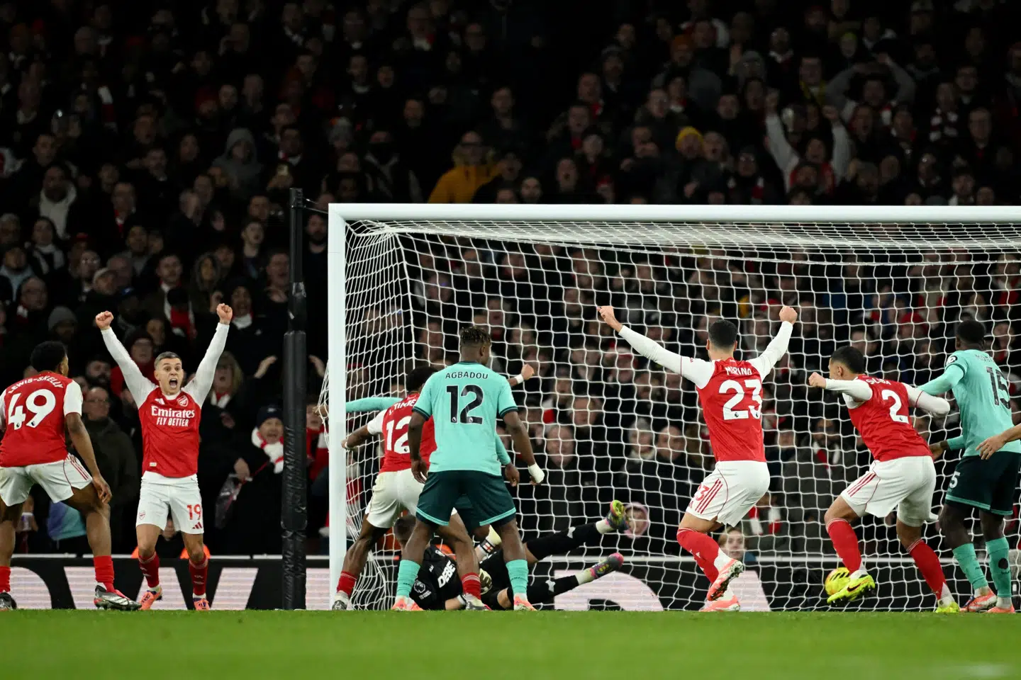 Topholdet Arsenal var ikke uheldige, da to selvmål hjalp med at hive sejren i land over bundproppen.