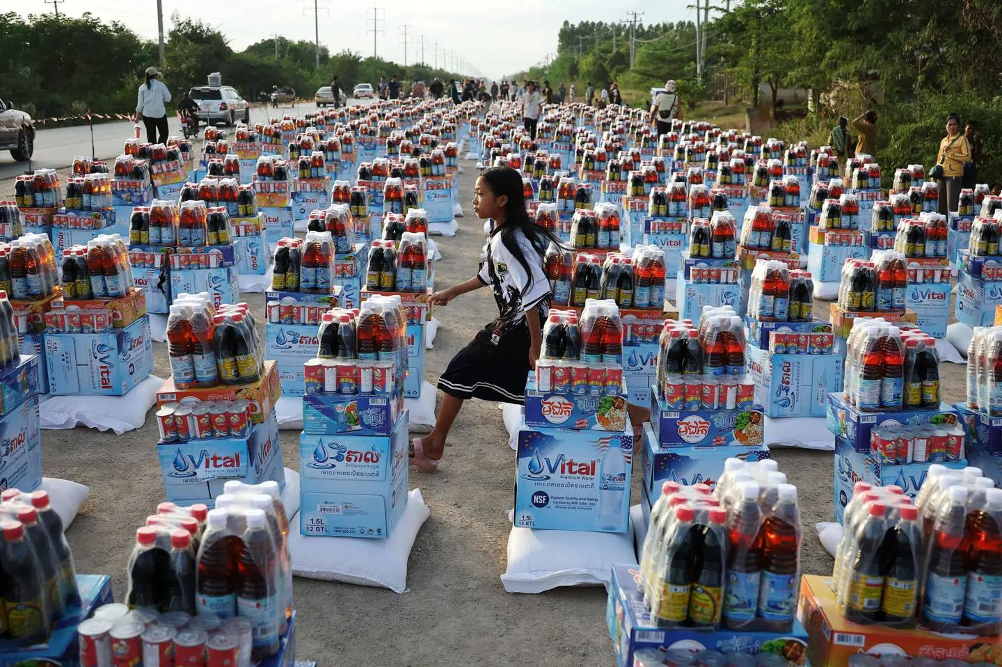 En pige går mellem nødhjælp i en flygtningelejr i Cambodja nær grænsen til Thailand. Cambodja har som følge af konflikten med Thailand sat over 100 evakueringscentre op på tværs af seks provinser.