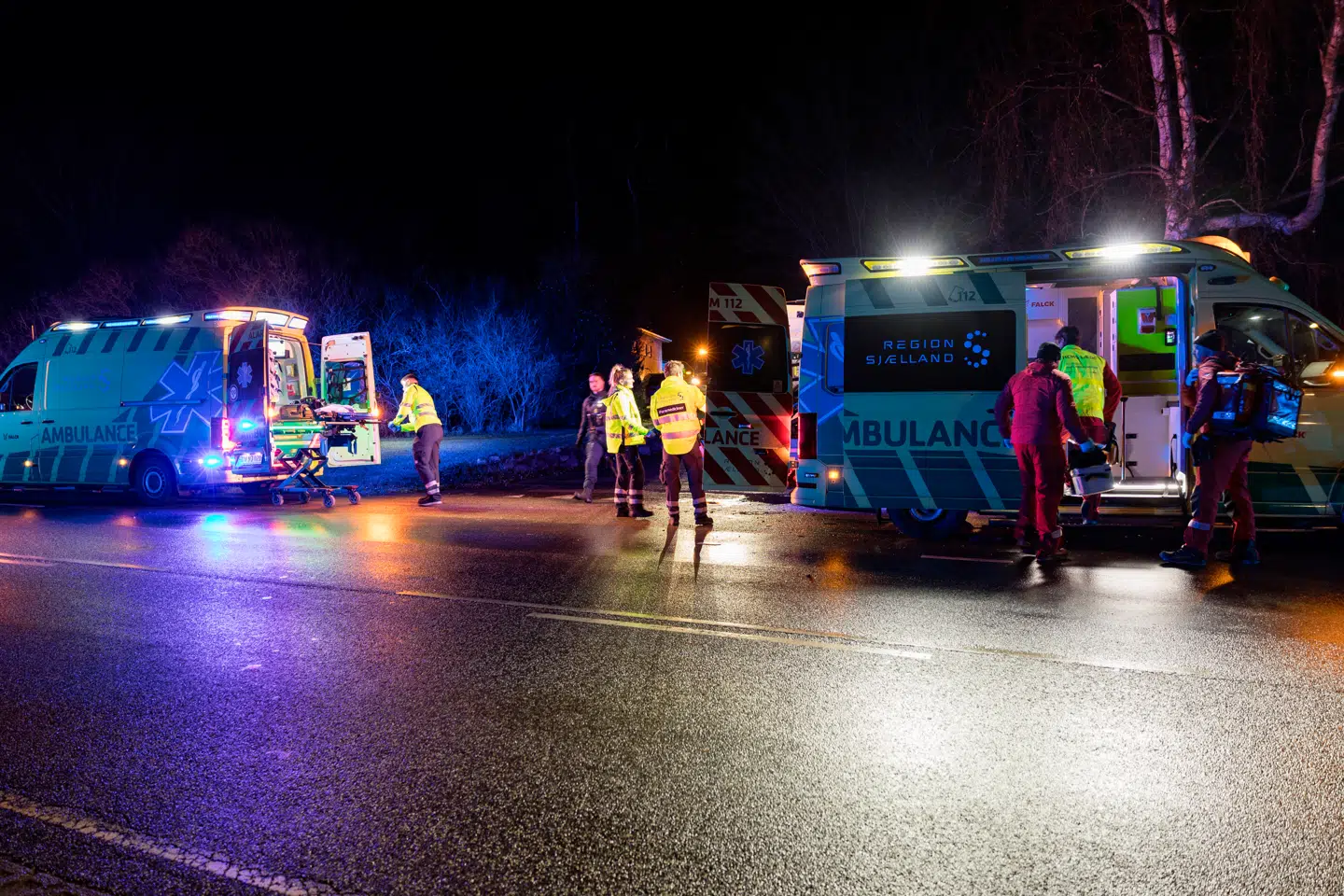 Flere ambulancer og en lægehelikopter blev tilkaldt.