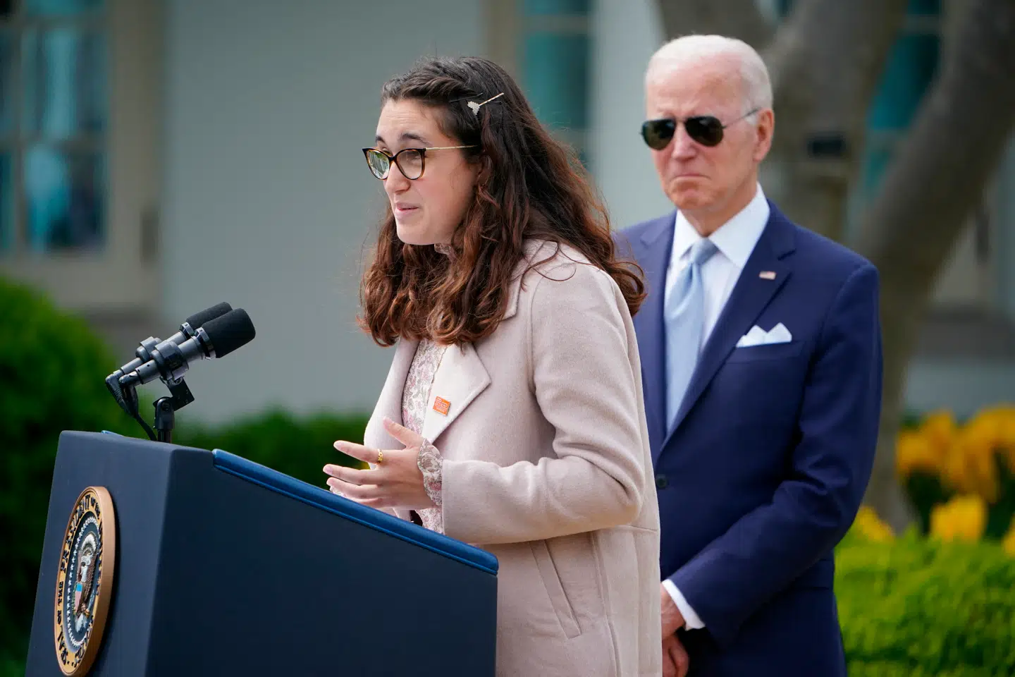 Mia Tretta ses her holde en tale i Det Hvide Hus, hvor hun også mødtes med daværende præsident Joe Biden. Hun er fortaler for strengene våbenlovgivning i USA.