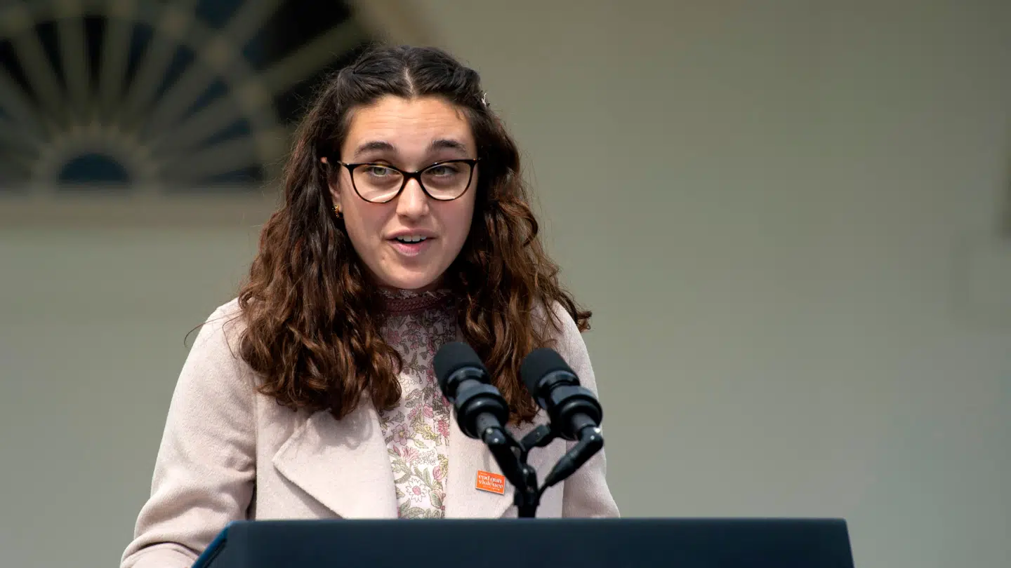 Mia Tretta ses her under en tale i Det Hvide Hus i april 2022. Hun har nu oplevet to skoleskyderier – og hun blev selv ramt under det første.