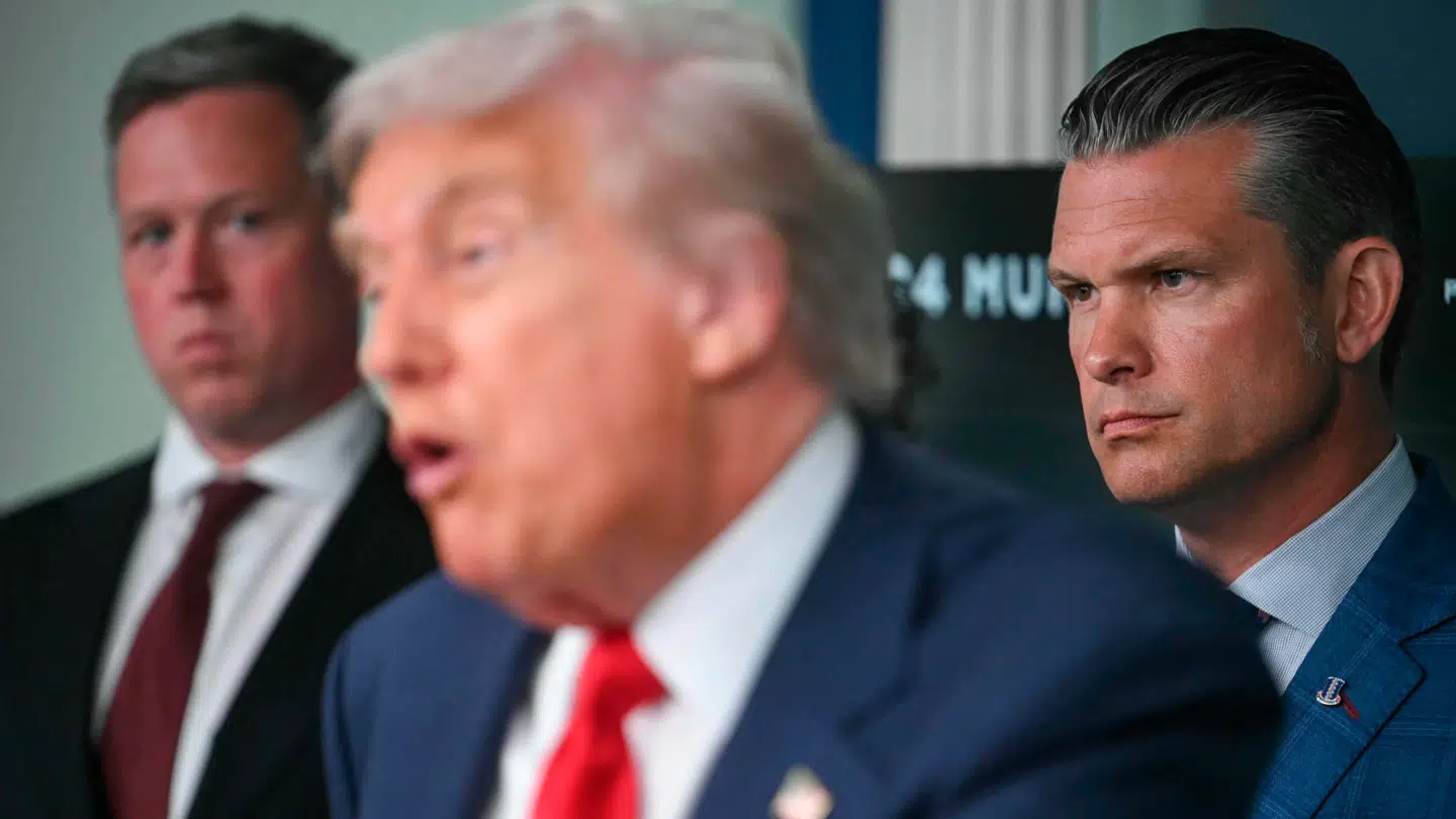 Ifølge Det Hvide Hus er Trump tilfreds med både Driscoll (tv.) og Hegseth (th.)