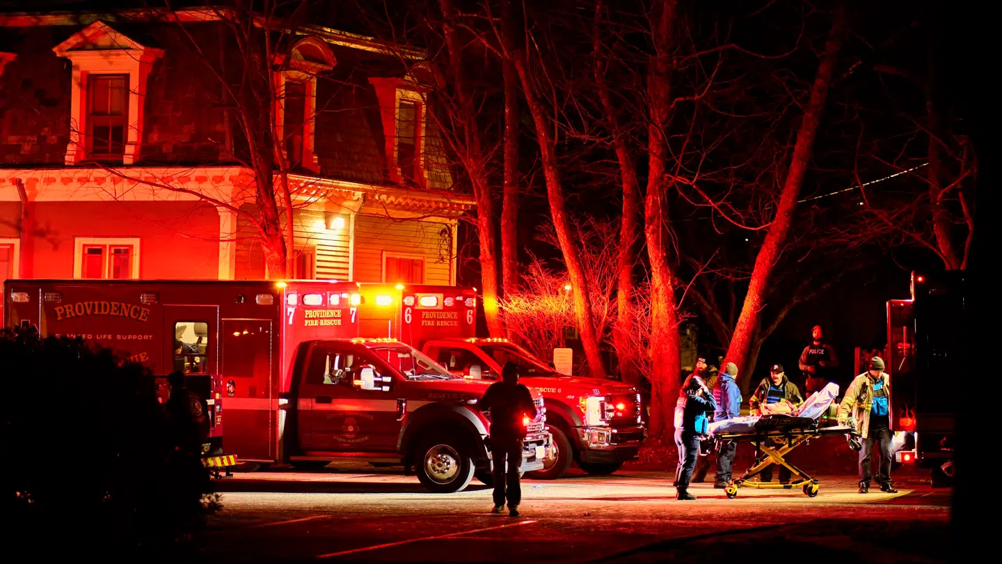 Her ses, hvor en af de personer på Brown University, der formentlig er ramt af skyderiet natten til søndag dansk tid, bliver bragt ind i en ambulance.