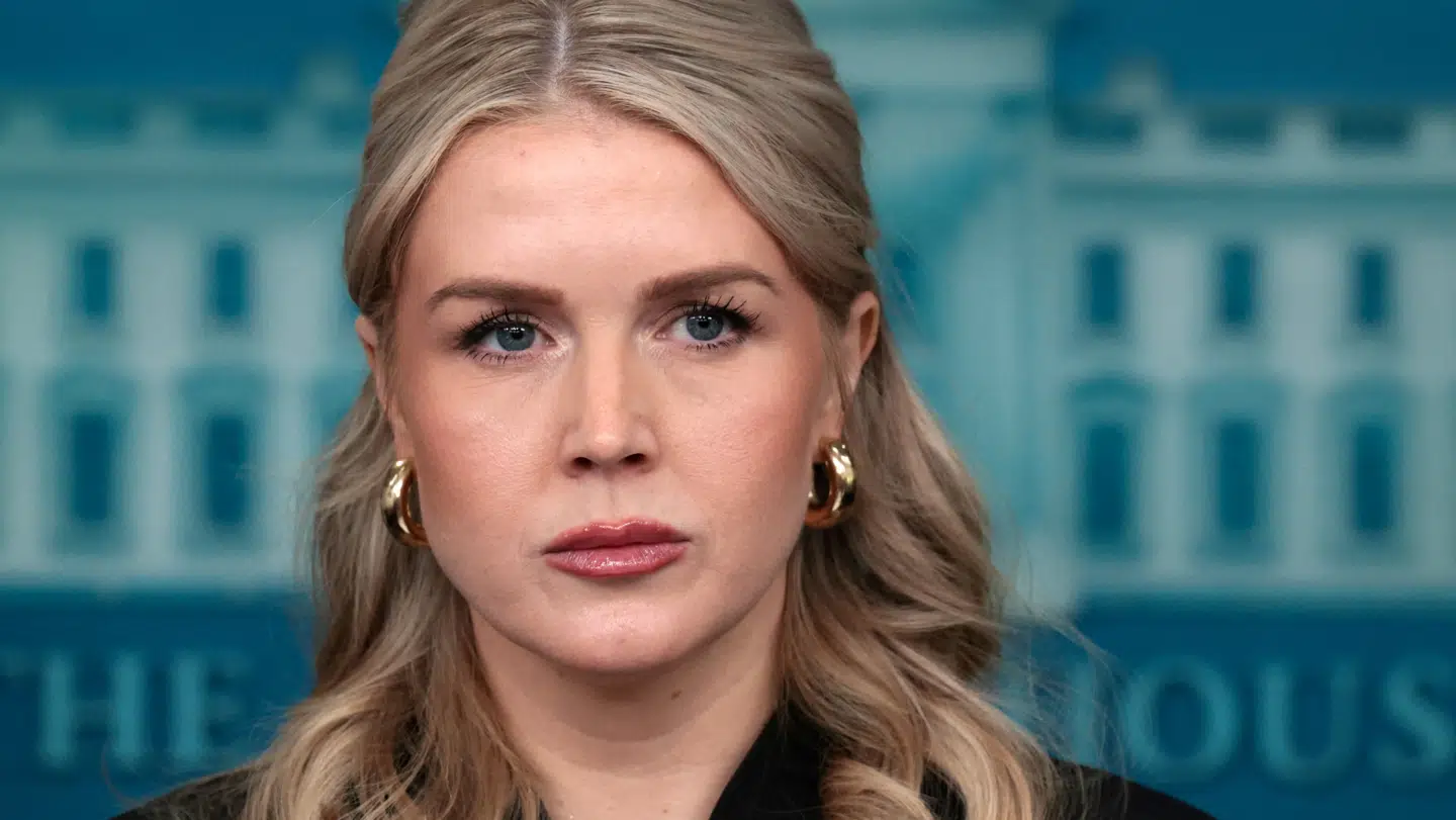 Moren til Det Hvide Hus' pressesekretær, Karoline Leavitts (billedet), nevø blev anholdt af ICE i november. Nu står kvinden ved navn Bruna Caroline Ferreira frem.