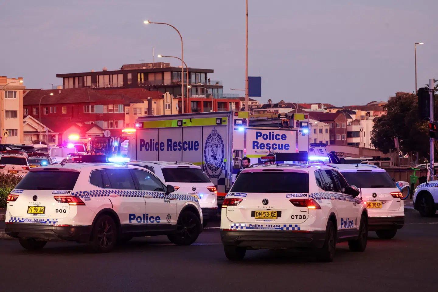 Politibiler på vejen efter en skudepisoden ved Bondi Beach i Sydney.