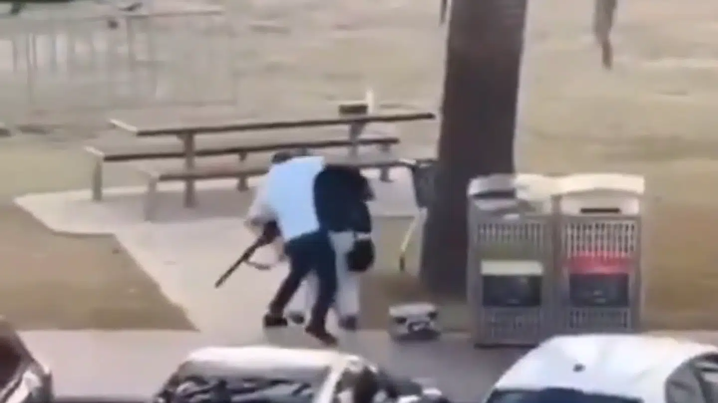 Øjeblikket, hvor en tapper australier redder utallige liv ved at overfalde gerningsmanden.