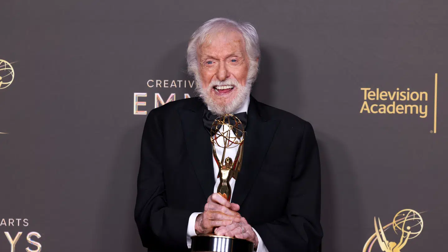 Dick Van Dyke er en amerikansk skuespiller, komiker, sanger og danser. Han har haft lang karriere inden for film, fjernsyn og teater – der strækker sig over flere årtier.