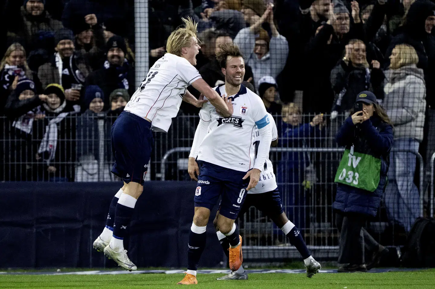 Patrick Mortensen og Tobias Bech fejrer førstnævntes åbningsmål mod OB.