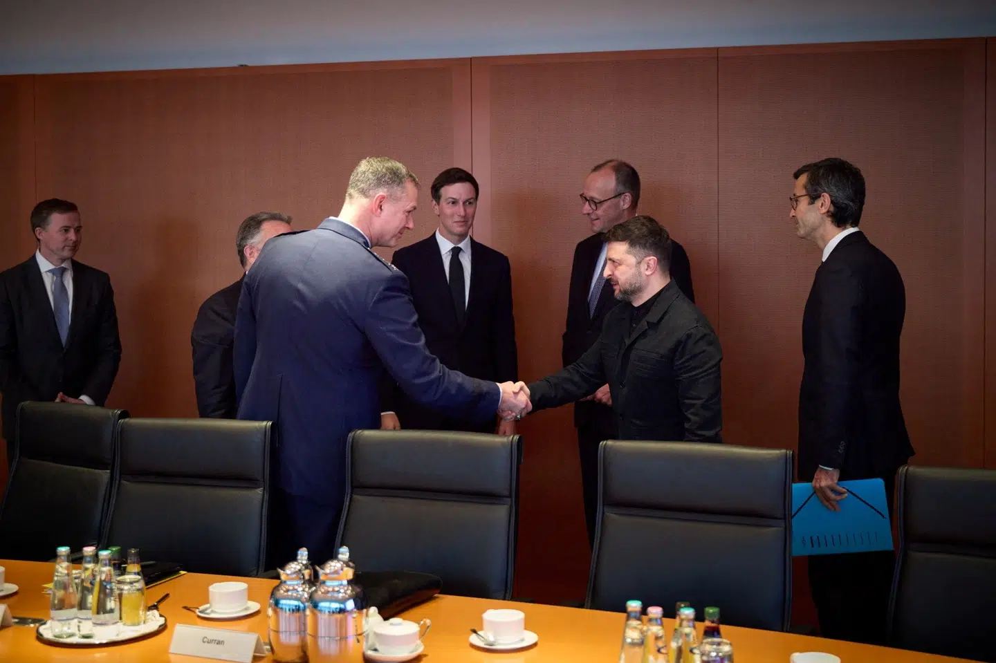 Ukraines præsident, Volodymyr Zelenskyj, mødtes søndag med blandt andre USA's præsident Donald Trumps svigersøn Jared Kushner, USA's særlige udsending Steve Witkoff, Tysklands forbundskansler, Friedrich Merz, og Natos øverstkommanderende i Europa, Alexus Grynkewich.