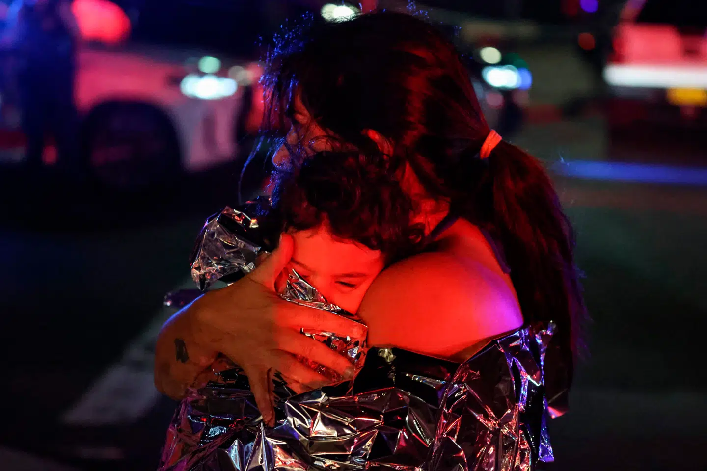 Terrorangrebet søndag har rystet Australien i en tid med stigende politisk radikalisering. Her ses en kvinde med sit barn nær gerningsstedet.