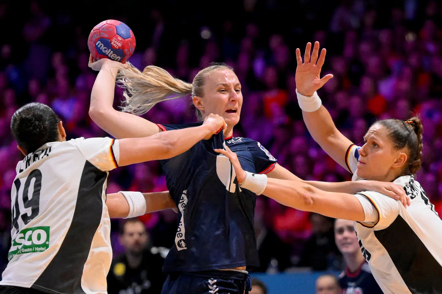 Stjernen Henny Reistad kom ikke på tavlen i første halvleg, men efter pausen blev der prikket hul på bylden, og Norge fik vist klassen.