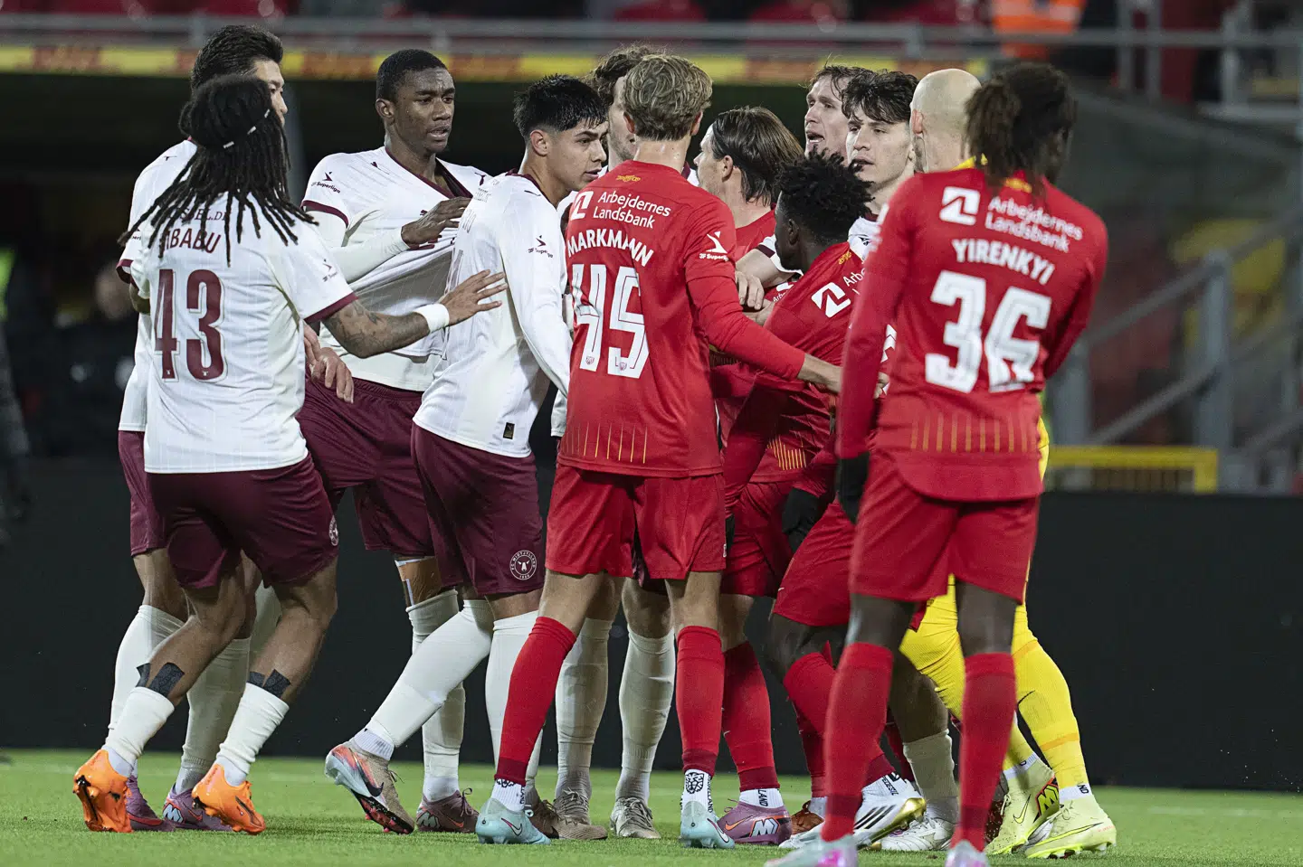 Pulsen steg, da FC Nordsjællands Prince Junior fik rødt kort, men ellers fes spændingen og nerven ud af kvartfinalen i Farum.