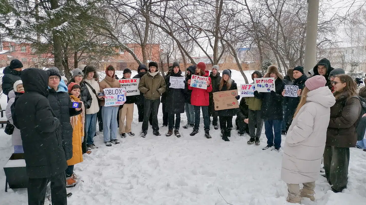 Flere russere var søndag mødt op til den protest mod landets forbud af Roblox.