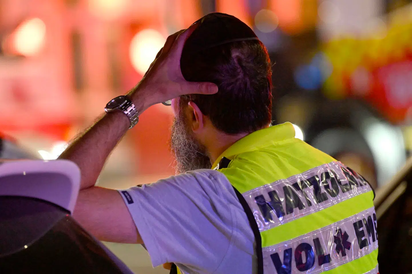 Et medlem af det jødiske samfund tager sig til hoved efter et skyderi mod et jødisk arrangement på Bondi Beach i Sydney, Australien, søndag aften lokal tid.