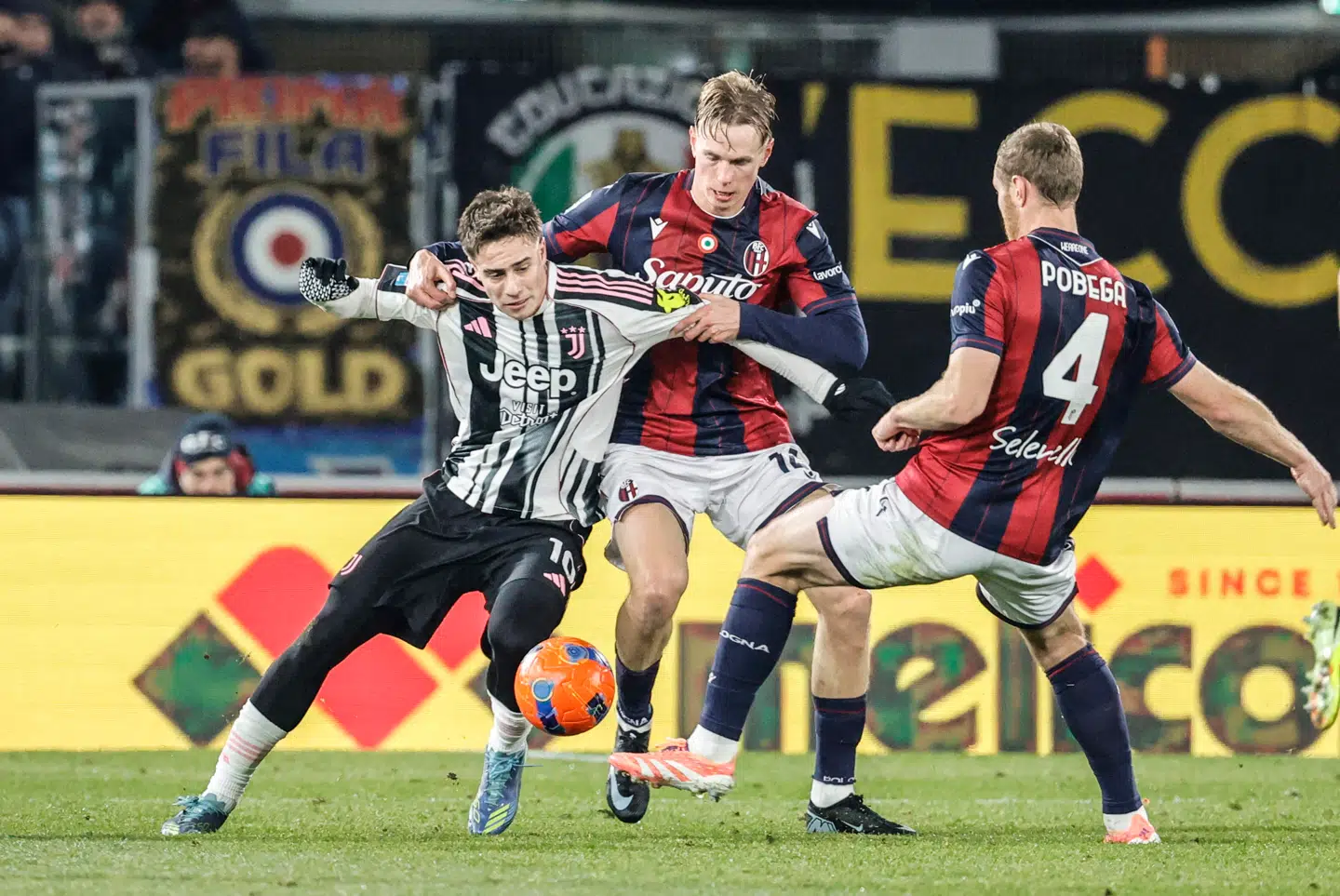 Her ses Bolognas Tommaso Pobega (højre) med Torbjorn Heggem (midten) og Juventus' Kenan Yildiz (venstre) i opgøret imellem Bologna FC og Juventus FC i Bologna i Italien 14. december 2025.