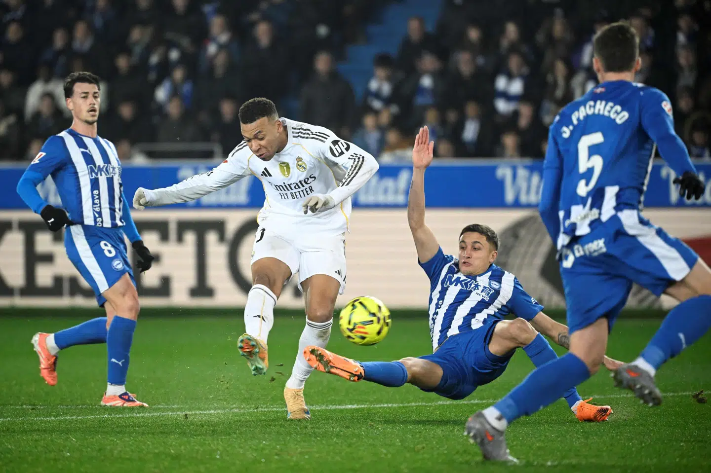 Kylian Mbappé leverede et flot langskudsdrøn ved Real Madrids første scoring mod Alaves.