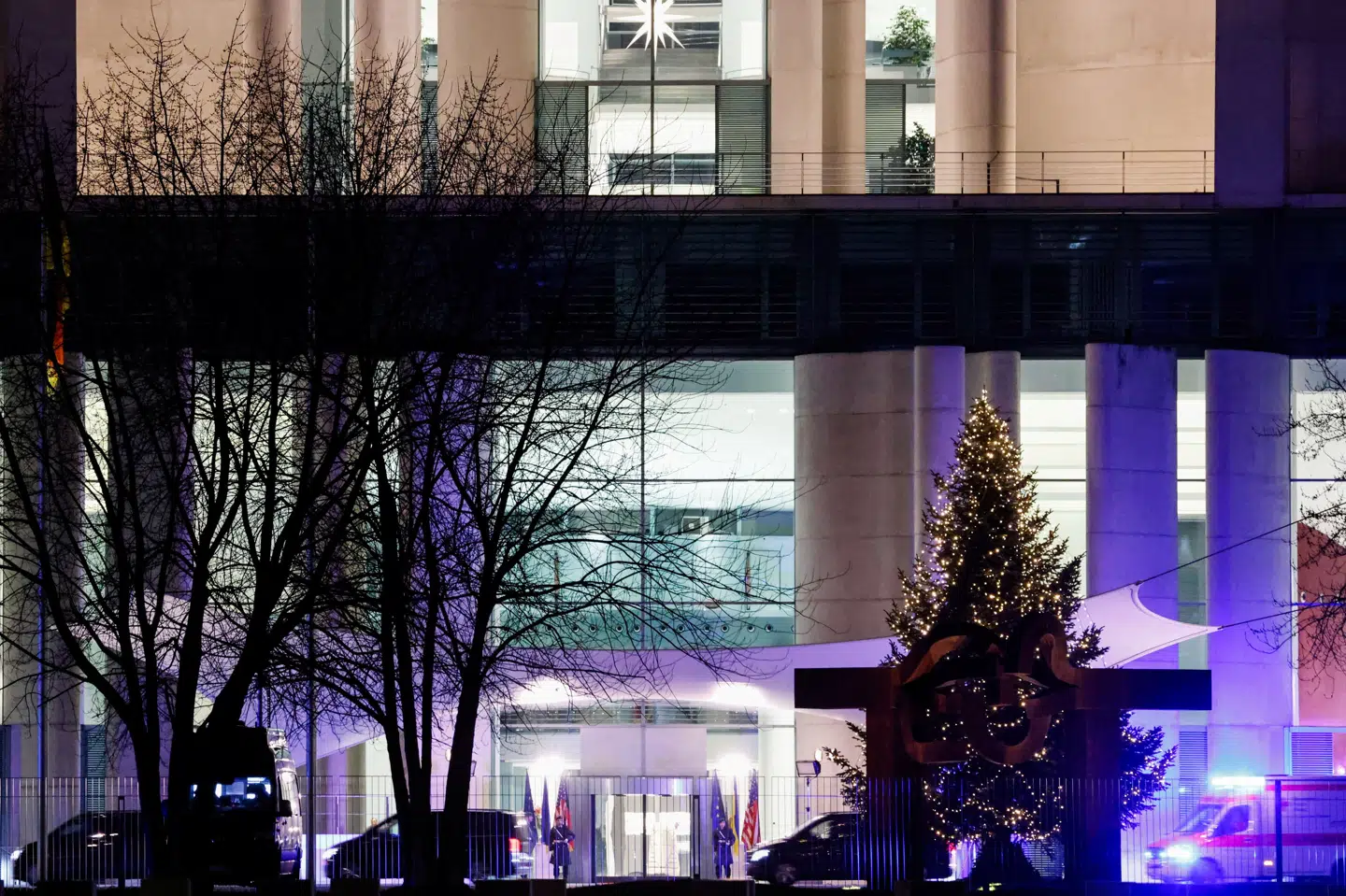 Biler holder klar udenfor bygning i tyske Berling, hvor Ukraines præsident, Volodymyr Zelenskyj, søndag har deltaget i forhandlinger med blandt andet USA's særlige udsending Steve Witkoff.