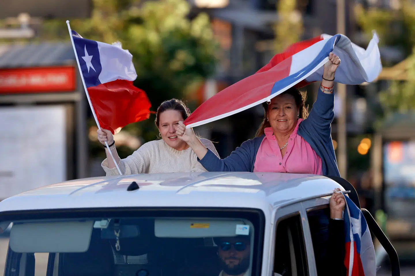 Støtter af José Antonio Kast, som er vinderen af Chiles præsidentvalg, fejrer i hovedstaden Santiago søndag valgresultatet.