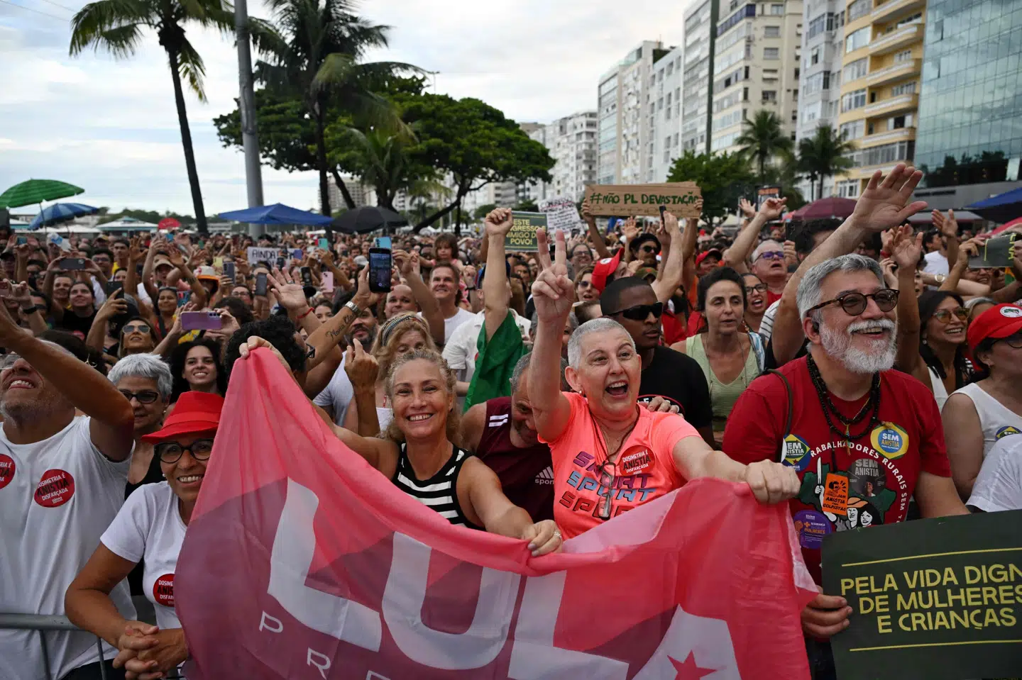 Ved stranden Copacabana i Rio de Janeiro i Brasilien deltog folk søndag i demonstration mod lovforslag, som senatet onsdag skal stemme om, og som kan give ekspræsidenten Jair Bolsonaro prøveløsladelse efter to år - selv om hans dom er på 27 år.
