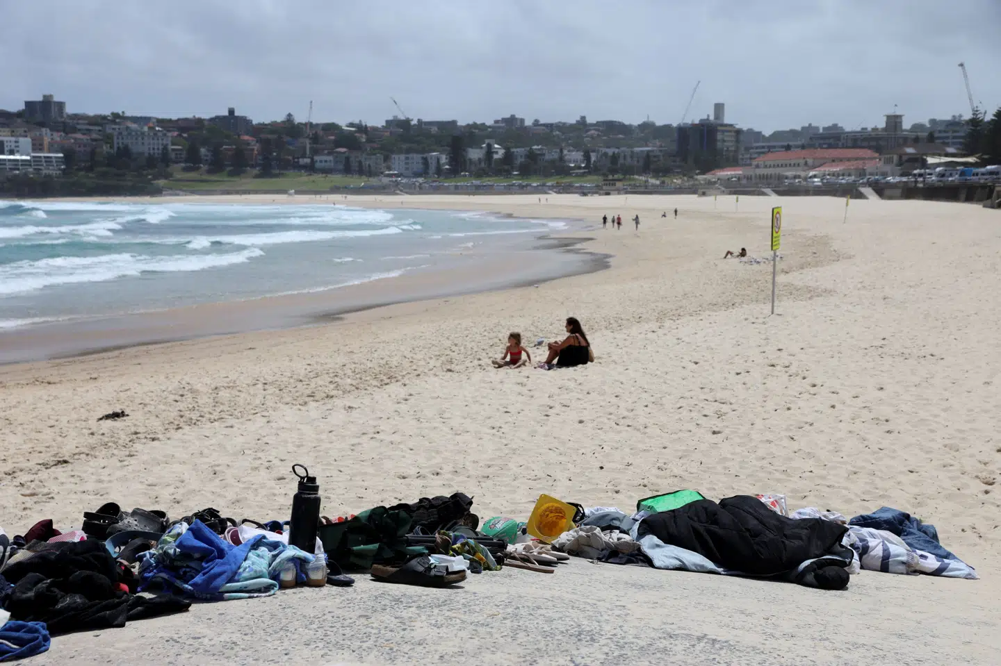 Den normalt så livlige Bondi Beach i Sydney er mandag stort set tom for mennesker. Søndag mistede 16 mennesker livet på stranden i et masseskyderi.