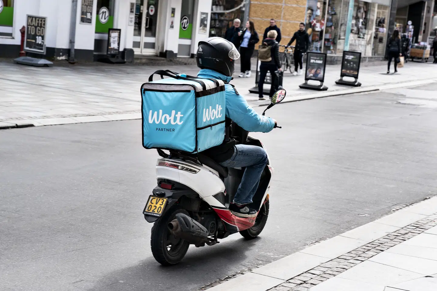 Restaurationsbranchen er en af dem, der beskæftiger flest udlændinge i Danmark, hvor mange er ansat som bude for leveringsplatforme som Wolt og JustEat. (Arkivfoto).