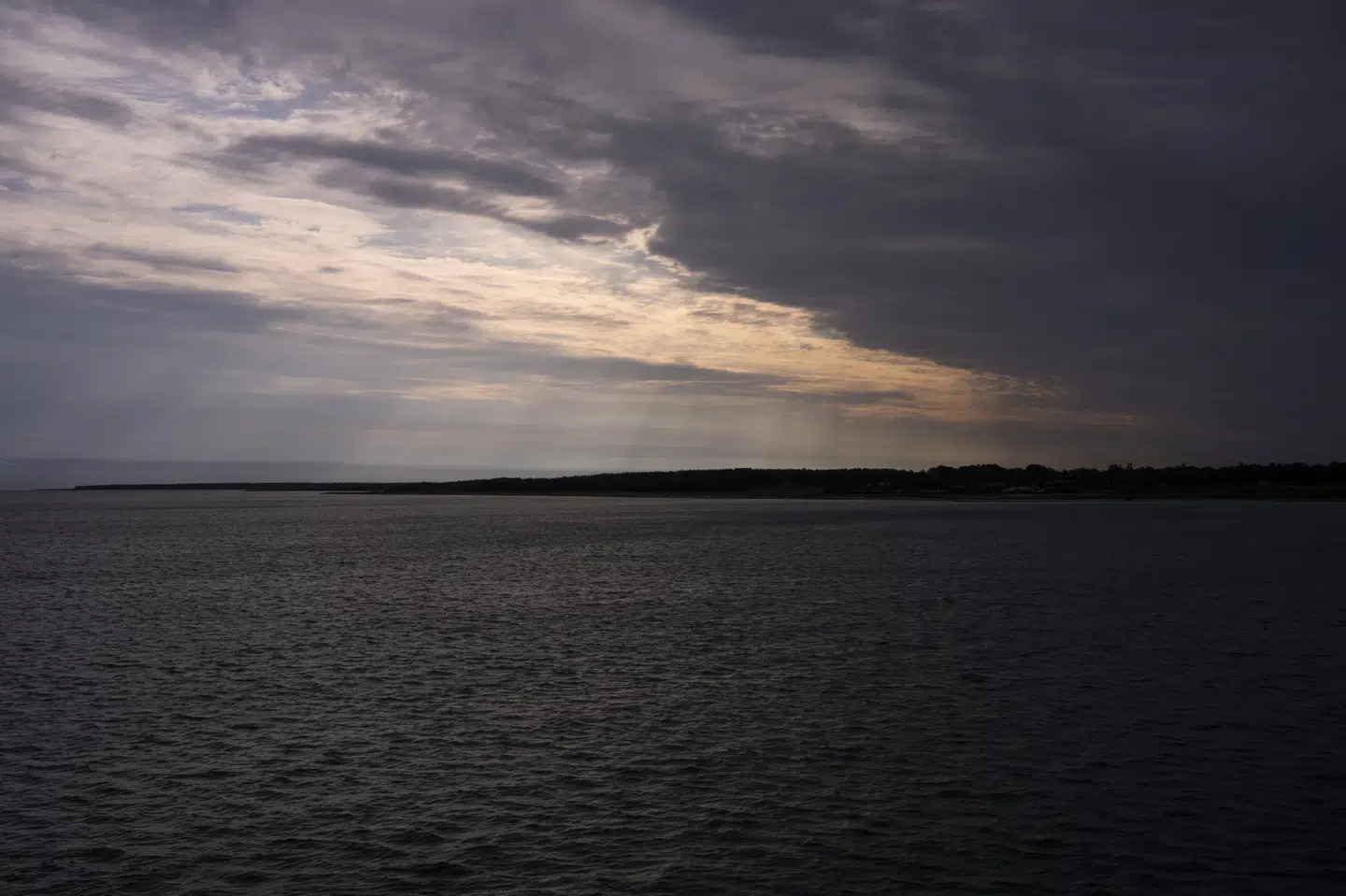 Enkelte solstrejf forventes denne uge at finde vej igennem skyerne, der kommer til at dominere i en lun decemberuge. Trods skifte til køligere temperaturer i slutningen af ugen er udsigten til en hvid jul ikke stor. (Arkivfoto).