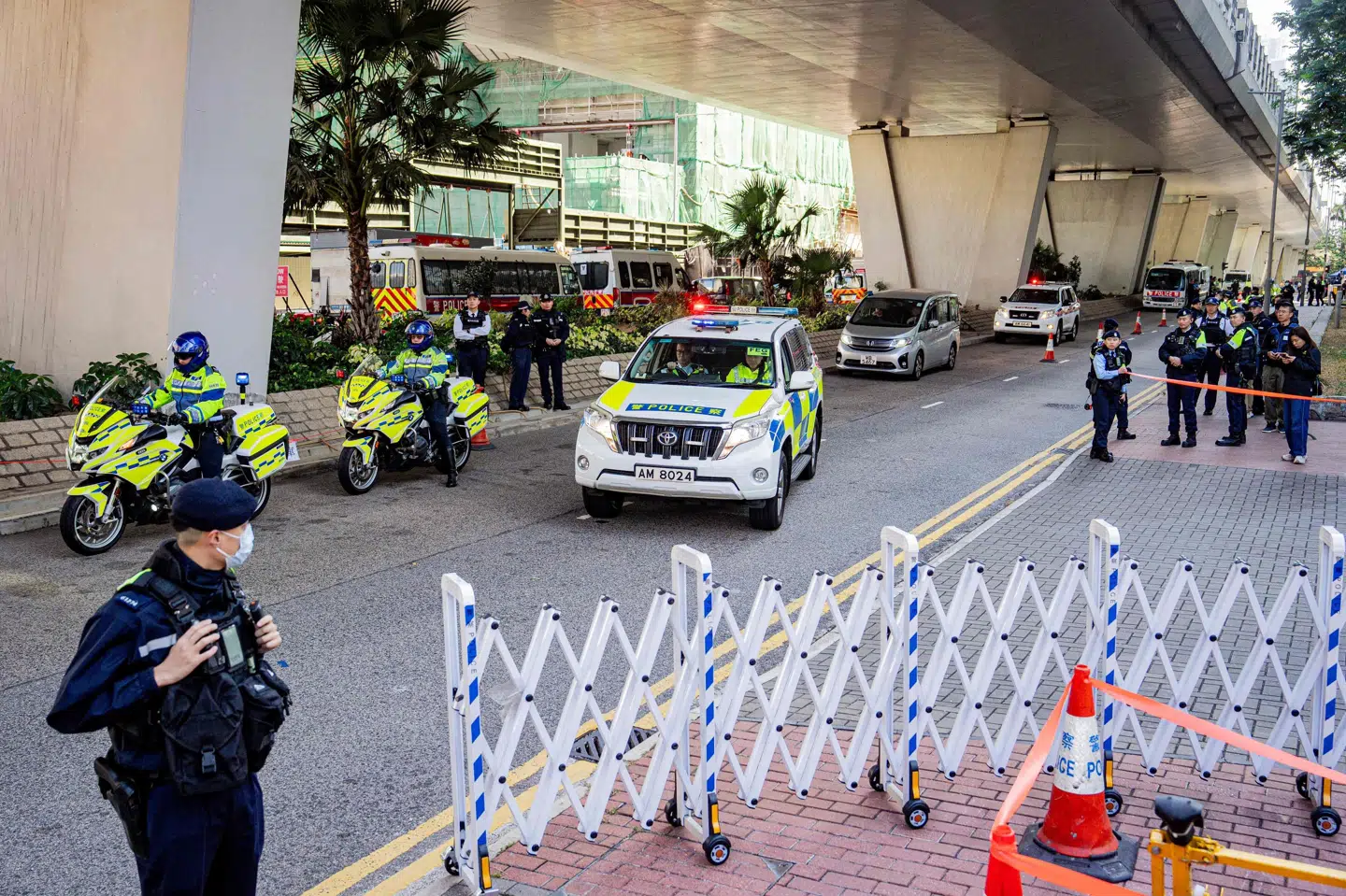 Politiet var mandag tilstede foran retsbygningen i West Kowloon i Hongkong, hvor en fremtrædende prodemokratiske forretningsmand Jimmy Lai blev kendt skyldig i ulovligt samarbejde med udenlandske magter.