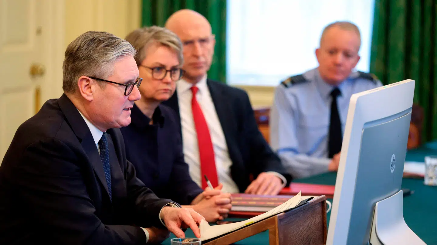 Forsvarschef Sir Richard Knighton (yderst th.) ventes at holde en form for tale til nationen i Storbritannien mandag. Her ses han blandt andet med premierminister Keir Starmer (yderst tv.)